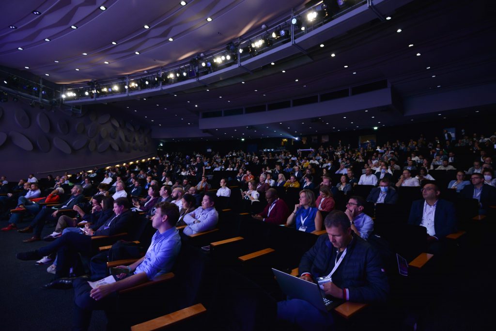 Personnes assis dans une salle de conférence d'un salon sur la big data et l’IA en 2022
