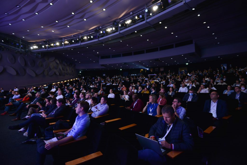 Personnes assis dans une salle de conférence d'un salon sur la big data et l’IA en 2022
